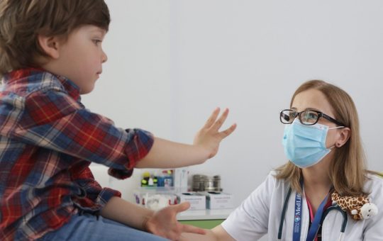 Impactul alimentelor ultra-procesate și al ecranelor asupra sănătății digestive a copiilor: O analiză detaliată