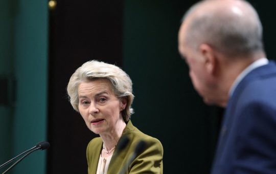 Diplomație și Tensiuni: Cina de Lucru dintre Ursula von der Leyen și Recep Tayyip Erdogan în Contextul Relațiilor UE-Turcia