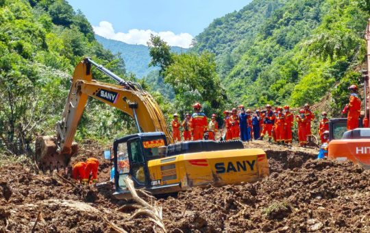 Tragedie în Nord-Vestul Chinei: Alunecarea de Teren care a Îngropat Vieți și Impactul Disastrelor Naturale