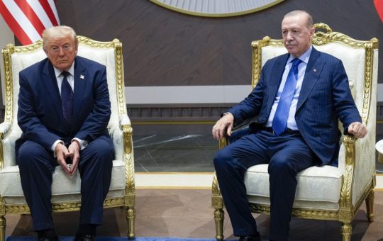 Decizia lui Trump de a Ridica Sancțiunile Impuse Turciei: O Analiză a Implicațiilor Geopolitice și Strategice