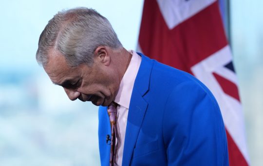 Nigel Farage: Demisia din Parlament și Realegerea ca Protest Politic într-un Context Controversat