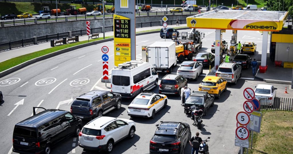 Criza combustibilului din Rusia: Un guvernator rămâne fără benzină din cauza propriilor legi