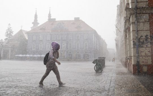 Furtuni iminente: Cod galben de instabilitate atmosferică în România. Ce trebuie să știm