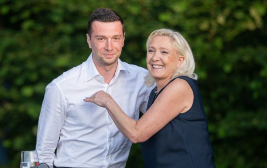 Marine Le Pen și viitorul politic al dreptei franceze: O analiză detaliată asupra candidaturii și provocărilor din 2027