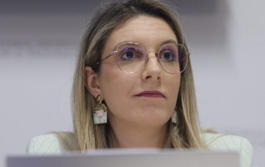 Controversa rejudecării procesului dintre Diana Buzoianu și RA-APPS: O privire asupra justiției românești