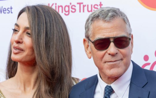 George Clooney: O Legendă a Cinematografiei Premiată cu Leul de Aur la Festivalul de Film de la Veneția