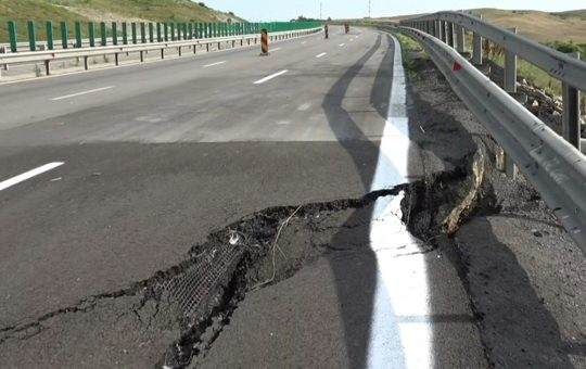 Surparea pe Autostrada A10 Sebeș-Turda: Analiză a Cauzelor și Implicațiilor pentru Infrastructura Rutieră din România