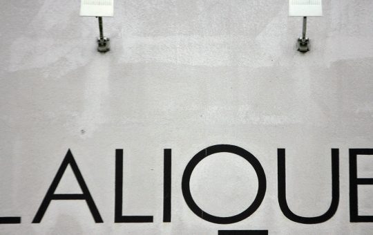 Jaf de milioane de euro la Muzeul Lalique: O analiză a incidentului și implicațiile sale asupra securității culturale