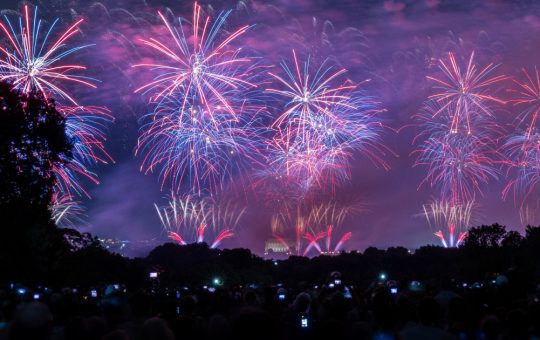 Spectacolul de artificii de Ziua Națională a SUA: O sărbătoare plină de tradiție și provocări climatice
