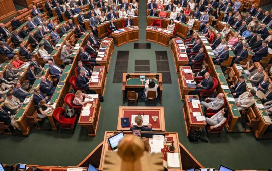 Reforma legislativă din Ungaria: Limitarea mandatelor parlamentare la 12 ani sub conducerea lui Peter Magyar
