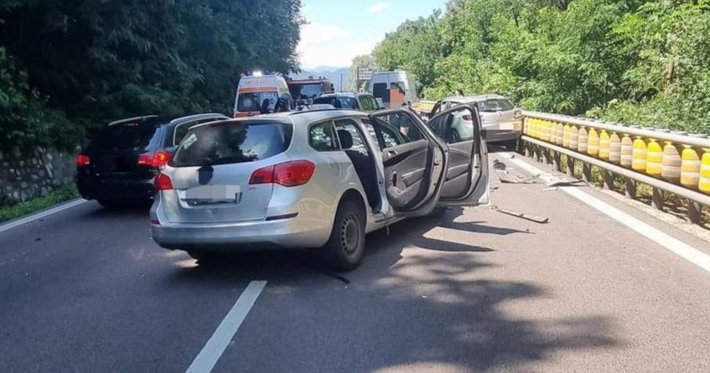 Accident rutier grav în Vâlcea: Analiză și implicații ale incidentului care a lăsat patru răniți, dintre care doi minori