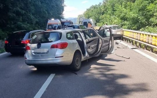 Accident rutier grav în Vâlcea: Analiză și implicații ale incidentului care a lăsat patru răniți, dintre care doi minori
