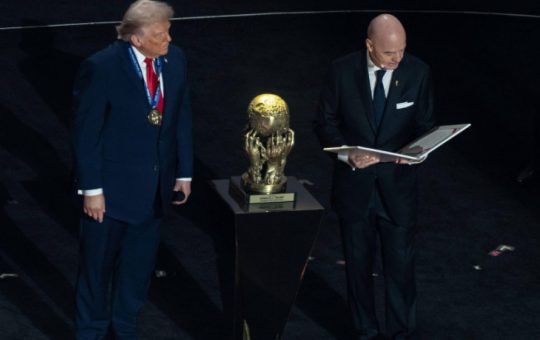 Controversă Internațională: Cererea de Ancheta a Europarlamentarilor privind Premiul FIFA pentru Pace Acordat lui Donald Trump