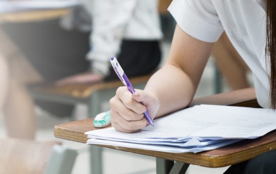 Bacalaureat 2026: O privire detaliată asupra baremului de corectare la limba maternă și implicațiile sale educaționale