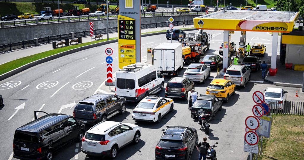 Criza combustibilului în Rusia: Bătăi la cozile pentru benzină și impactul atacurilor ucrainene