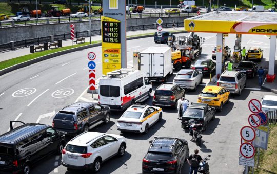 Criza combustibilului în Rusia: Bătăi la cozile pentru benzină și impactul atacurilor ucrainene