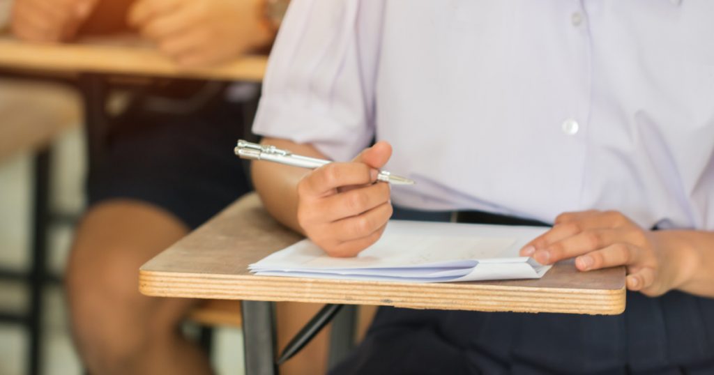 Modificările Baremei de Evaluare la Bacalaureat 2026: O Analiză Detaliată a Implicațiilor și Contextului