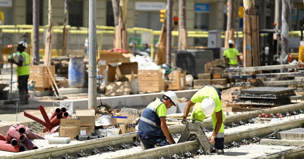 Barcelona implementează brățări de monitorizare a temperaturii pentru a proteja muncitorii în aer liber în fața caniculei
