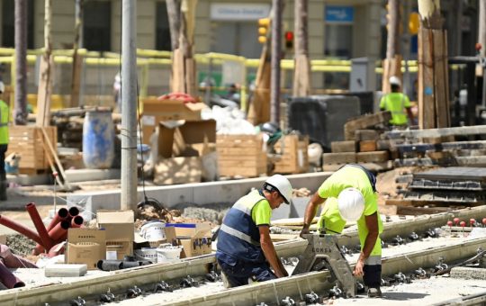 Barcelona implementează brățări de monitorizare a temperaturii pentru a proteja muncitorii în aer liber în fața caniculei