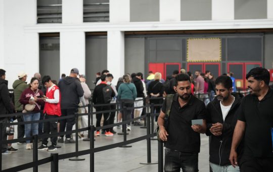 Controversele programului de regularizare a migranților în Spania: Impactul asupra societății și economiei