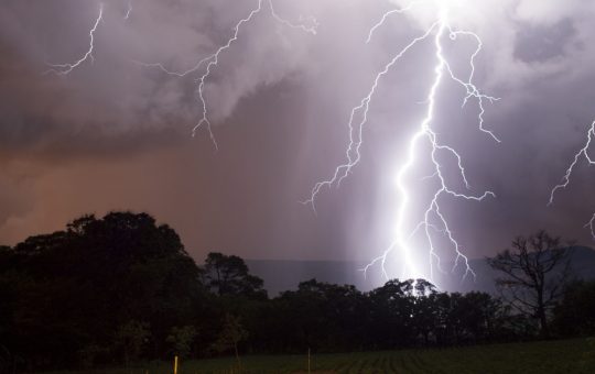 Impactul Codului Roșu de Furtună în România: Inundații, Distrugeri și Perspective Climatice