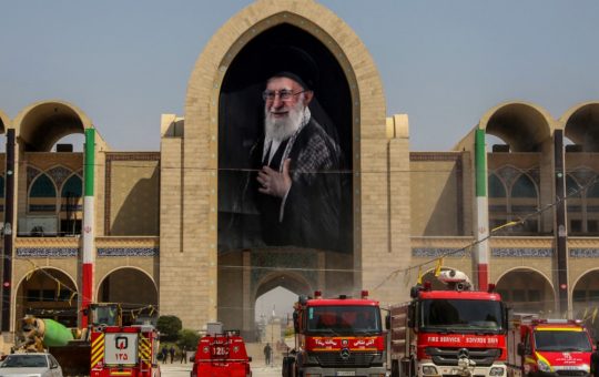 Ceremonii funerale fără precedent în Iran: Moartea lui Ali Khamenei și impactul asupra națiunii
