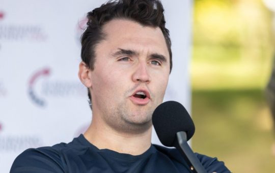 Controversă și justiție: Impactul despăgubirilor obținute de o profesoară concediată după criticile aduse activistului Charlie Kirk