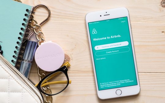 ANAF în Alertă: Responsabilitățile Fiscale ale Proprietarilor de Apartamente pe Airbnb și Booking