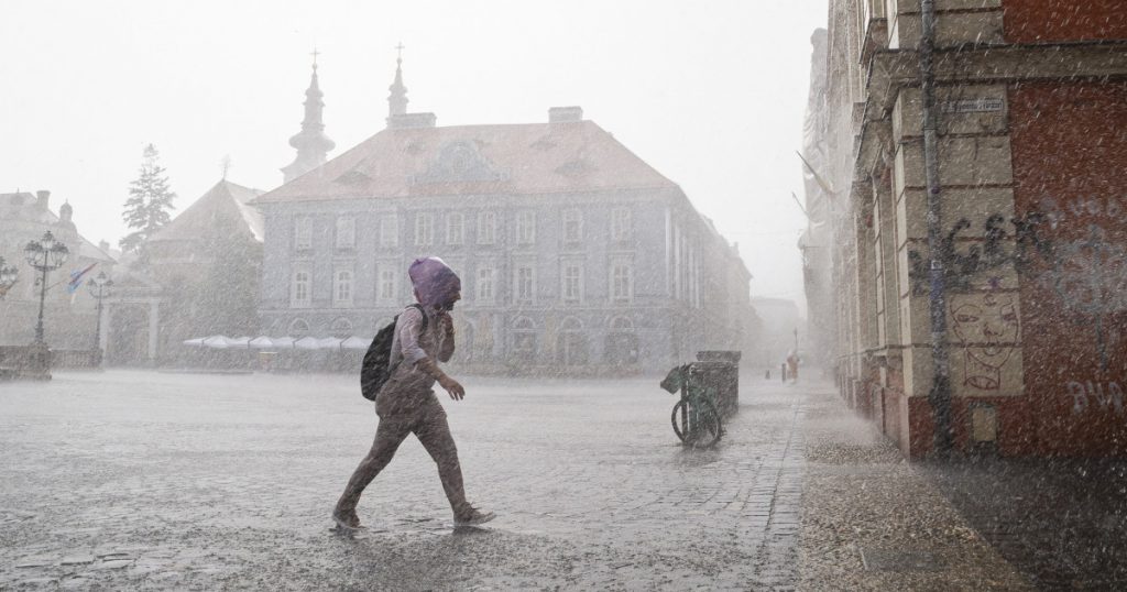 Furtuni și Caniculă în România: O Analiză Detaliată a Avertizărilor Meteorologice și Impactului Asupra Cetățenilor