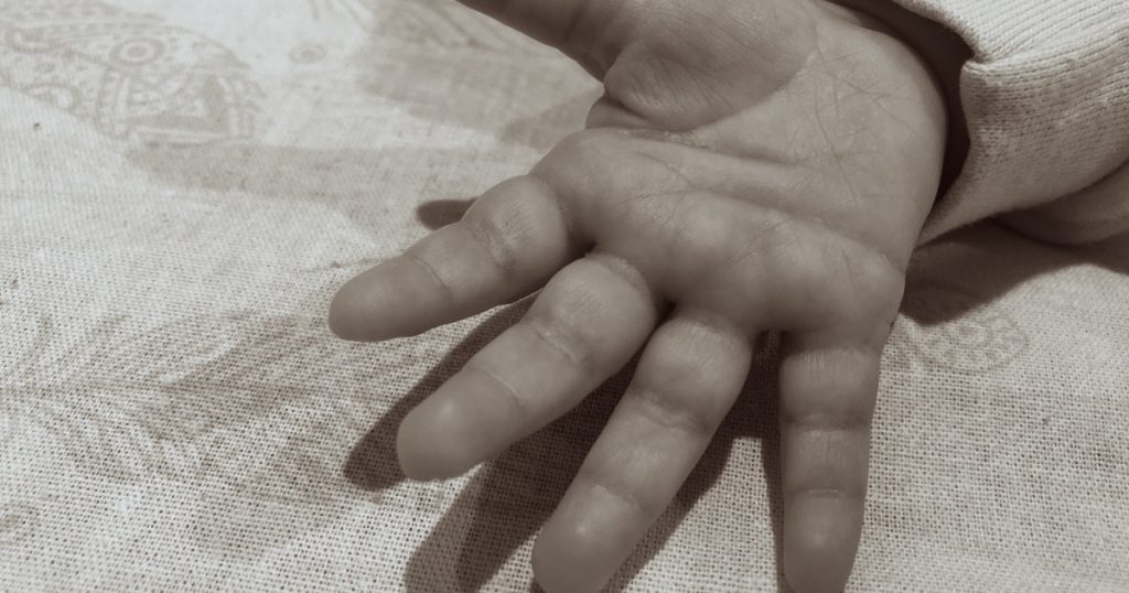 Tragedie în Vrancea: O mamă își atacă copilul sub privirile tatălui – O analiză a abuzului familial și a sistemului de protecție a copilului