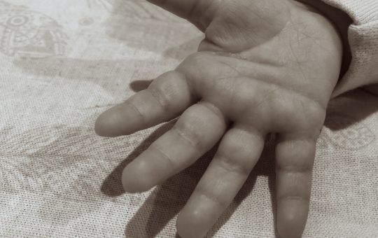 Tragedie în Vrancea: O mamă își atacă copilul sub privirile tatălui – O analiză a abuzului familial și a sistemului de protecție a copilului