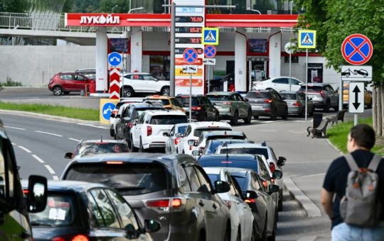 Criza combustibilului în Rusia: Impactul atacurilor ucrainene asupra rafinăriilor și perspectivele economice