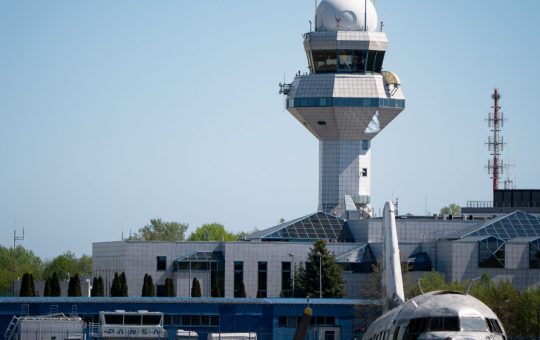 Impactul Procesului Judiciar cu Pfizer asupra Autorității Aeronautice Poloneze: O Analiză Detaliată