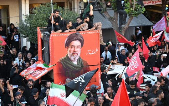 Absența lui Mojtaba Khamenei la înmormântarea tatălui său: O privire asupra succesiunii în Iran și implicațiile sale asupra Republicii Islamice