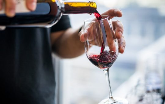 Beneficiile și Riscurile Consumului de Alcool: Ce Spune Un Nou Studiu Despre Vinul Roșu