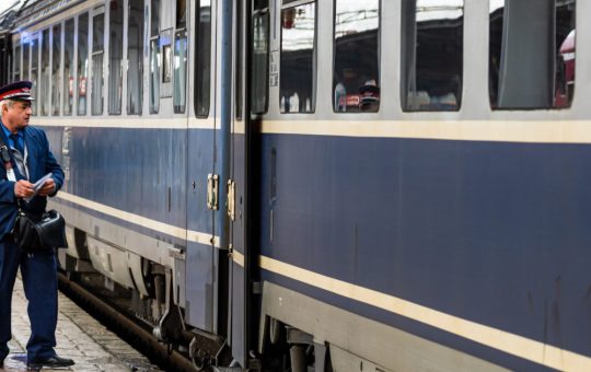 Întârzierile trenurilor pe ruta București-Ploiești-Brașov: O analiză a problemelor infrastructurii feroviare din România