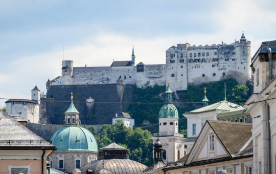 Salzburg interzice accesul mașinilor în centrul istoric pe timpul verii: O măsură necesară sau o restricție exagerată?