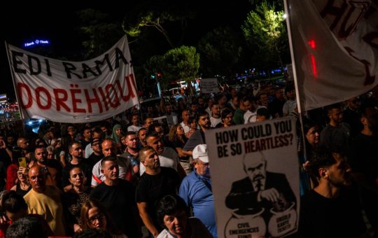 Protestele din Tirana și întâlnirea controversată cu Kanye West: O analiză a tensiunilor sociale și politice din Albania