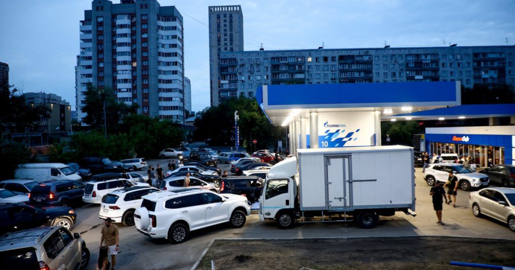 Criza de carburanți în Rusia: Profesorii înrolati pentru a supraveghea cozile de la benzinării
