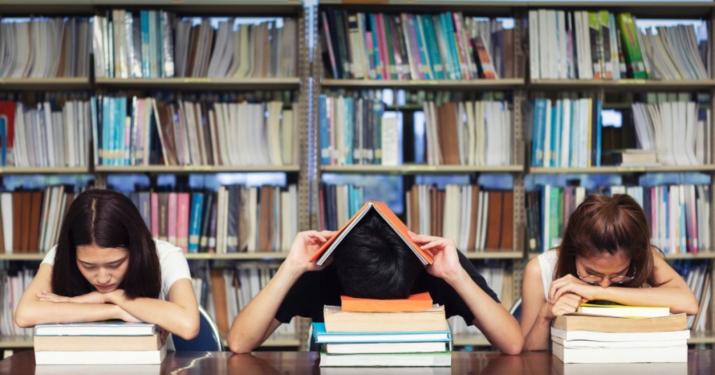 Cultura notei 10 în educația românească: O analiză profundă a presiunii și standardelor înalte