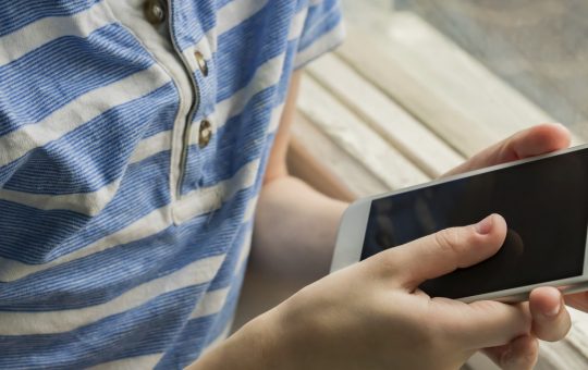Comisia Europeană își propune interzicerea accesului copiilor la rețelele sociale: Un pas crucial în protecția digitală a tinerilor