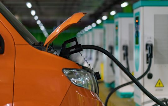 Ascensiunea mașinilor chineze în Europa: O analiză a pieței hibride plug-in