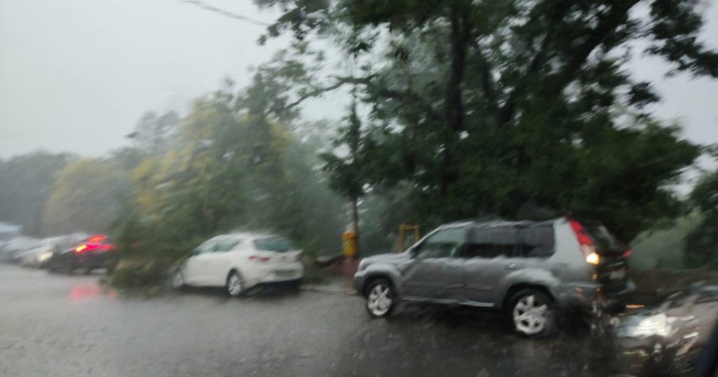 Furtuni în București: Avertizări meteorologice și impactul lor asupra comunității