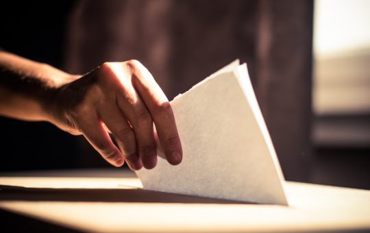 Analiza impactului inteligenței artificiale asupra alegerilor: Ce ne învață studiul din Ungaria despre ChatGPT și Gemini