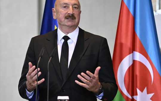 Întâlniri Secrete în Baku: O Analiză a Diplomatilor Foști din Germania și Rusia în Contextul Războiului din Ucraina