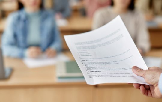 Analiza Examenului de Titularizare 2026: Provocări, Oportunități și Impact asupra Educației