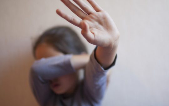 Un caz șocant de viol în București: Cum un bărbat a abuzat de încrederea unei mame și a fetiței sale