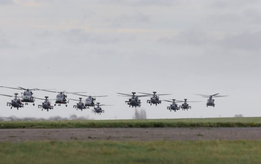 Strategia inovatoare a Armatei britanice: Inelul de oțel din drone pentru protecția elicopterelor Apache