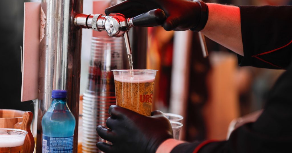 Legea care permite consumul băuturilor slab alcoolizate pe stadioane: O analiză detaliată a implicațiilor sociale și culturale