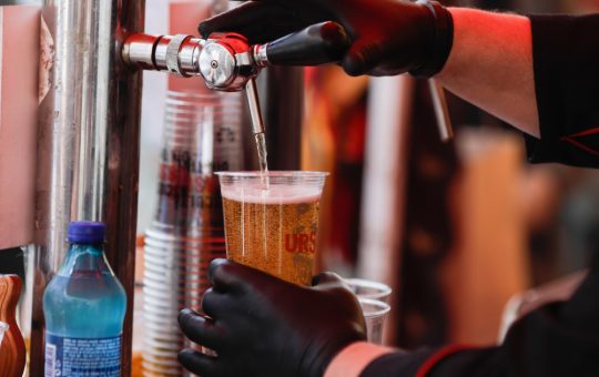 Legea care permite consumul băuturilor slab alcoolizate pe stadioane: O analiză detaliată a implicațiilor sociale și culturale
